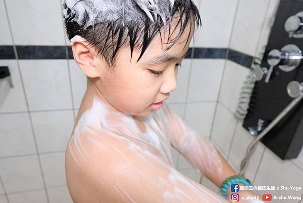 迷你王の瘋狂生活 x Shu Yoga拍攝迷你王在浴室手拿著天然燕麥潔膚慕斯澡的模樣