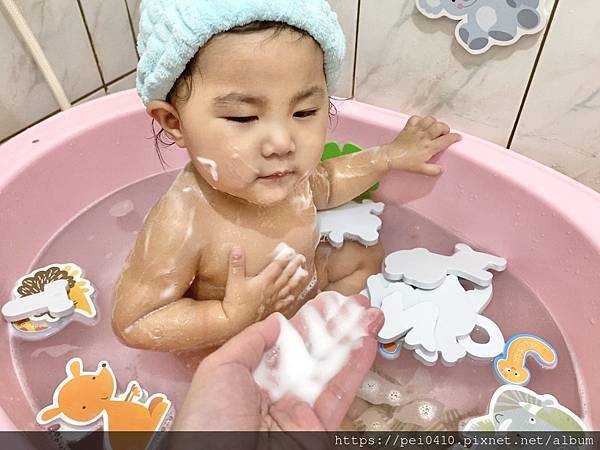 妮娜．Nina 親子生活 x 育兒日常的小Lina坐在浴盆中，用薇霓進階天然燕麥潔膚慕斯製造出非常細緻又綿密的泡沫抹在手跟身上搓洗