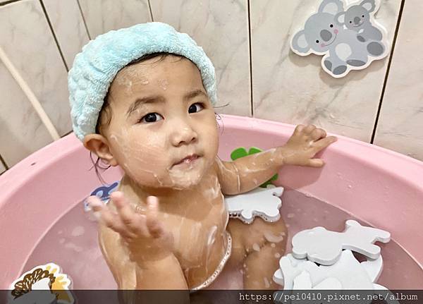 妮娜．Nina 親子生活 x 育兒日常的小Lina坐在浴盆中，用薇霓進階天然燕麥潔膚慕斯的泡沫在手跟身上搓洗的過程