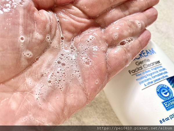 妮娜．Nina 親子生活 x 育兒日常將半透明狀的薇霓肌本胺基酸保濕乳霜潔面乳擠在手心中，加點水搓揉出柔和親膚的泡沫