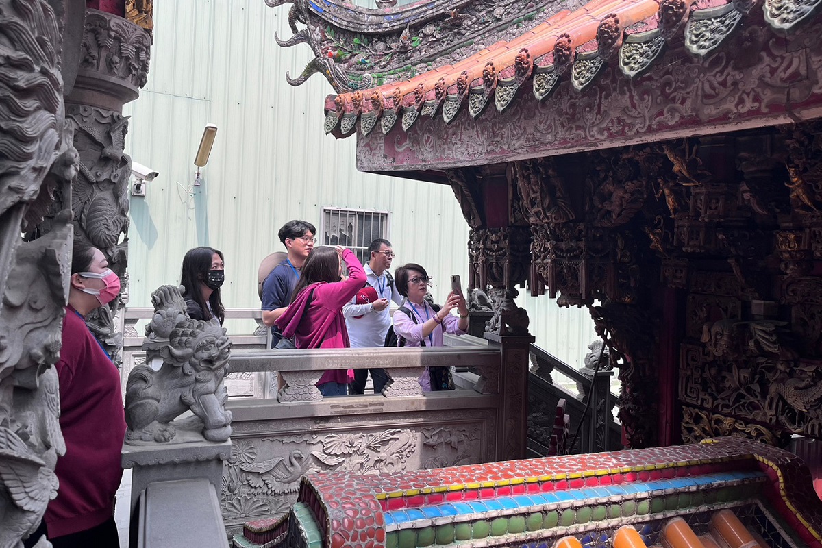 VANICREAM薇霓肌本舉辦春遊，朱總經理與品牌經理Emily帶員工來B型企業甘樂文創企業參訪了解三峽祖師爺廟傳統文化