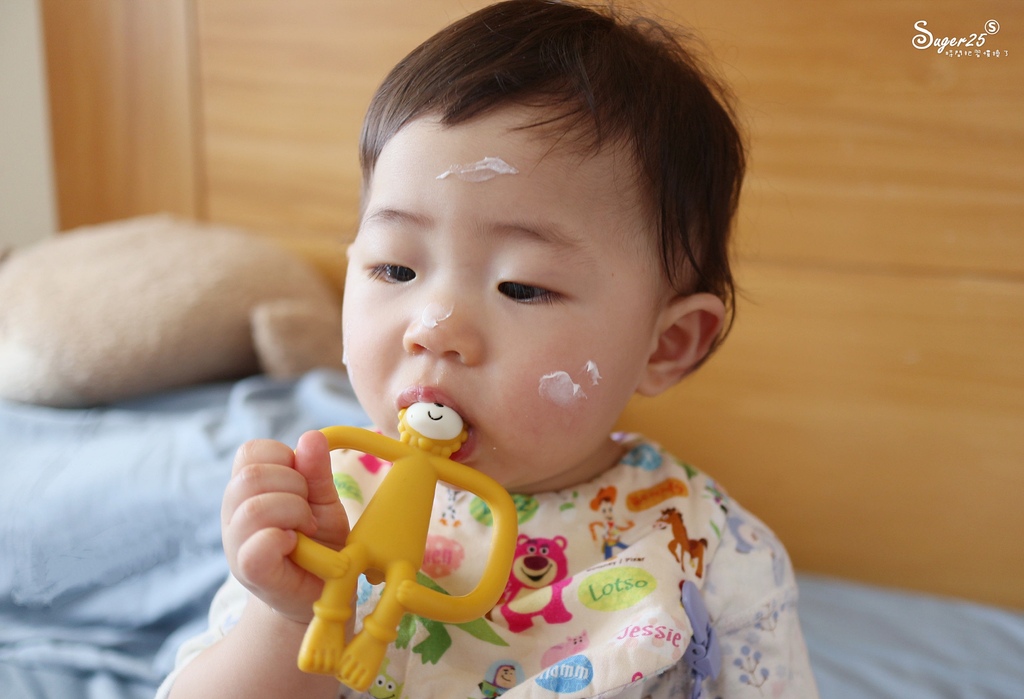 由部落客SUGER25拍攝小朋友NIA使用薇霓肌本全日高效修護保濕乳霜擦在臉上的示意圖