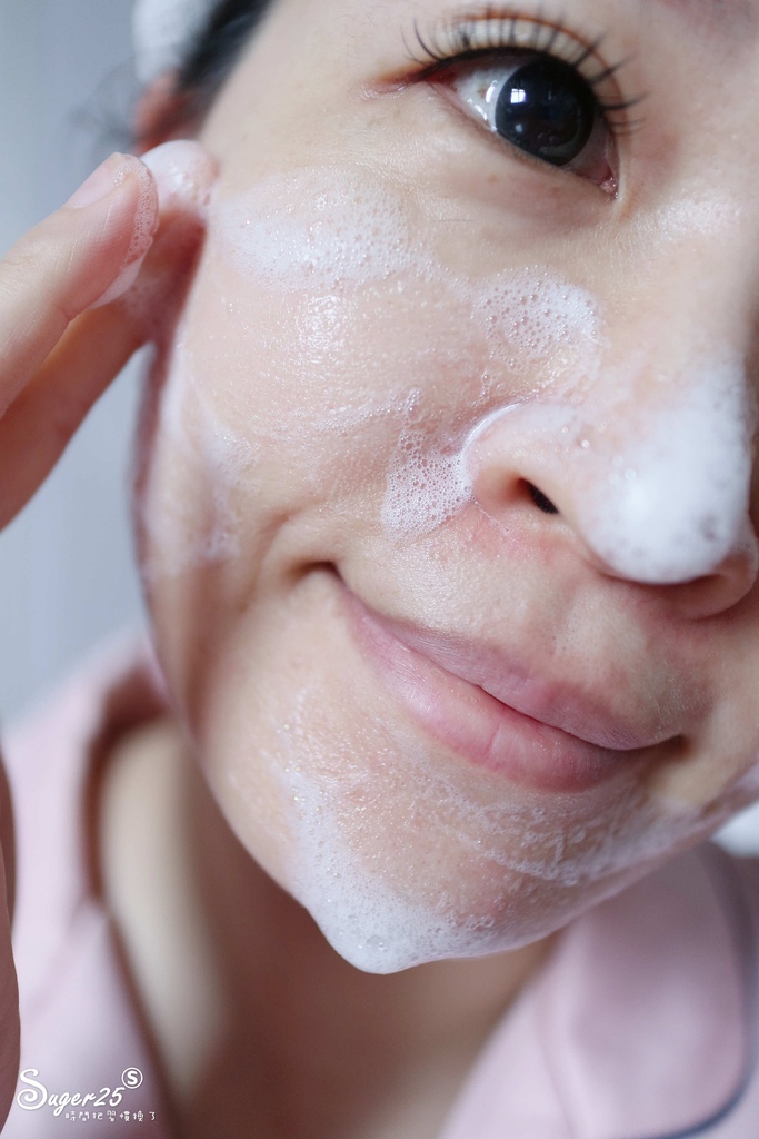 由部落客SUGER25拍攝使用薇霓肌本胺基酸保濕乳霜潔面乳在臉上示意圖
