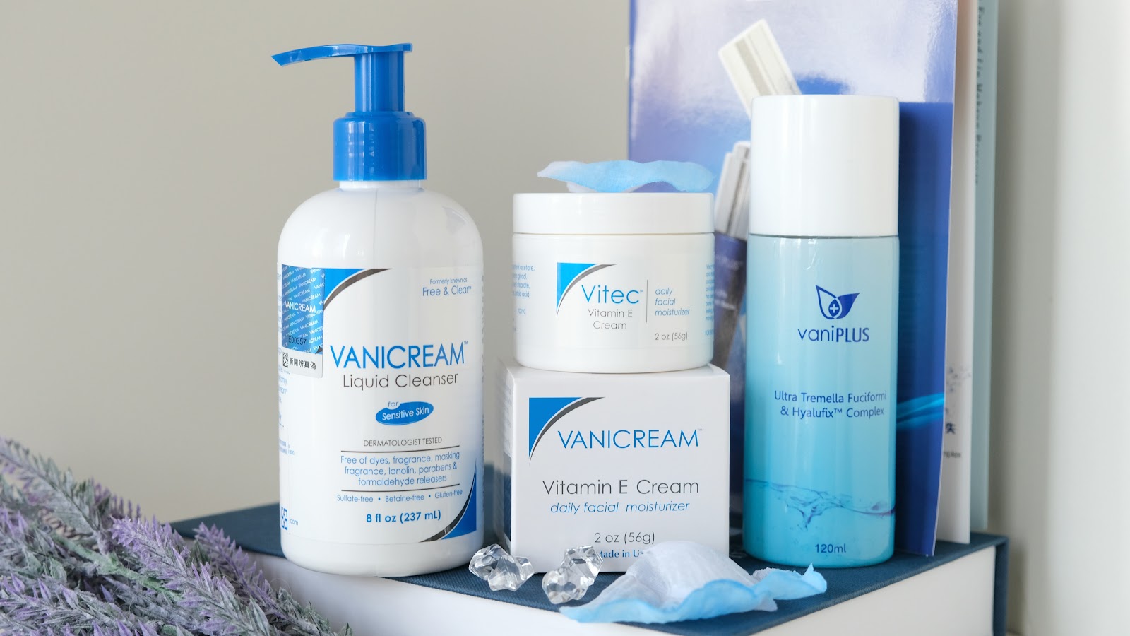 由一起去巴黎avec Liz拍攝vanicream薇霓肌本系列產品包含胺基酸調理潔膚露、極潤雪耳精露、逆齡亮白緊緻修護霜的產品情境照