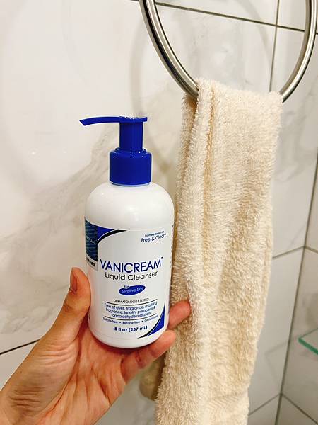 由坎蒂絲冒險日誌拍攝在浴室毛巾旁手拿著薇霓肌本胺基酸調理潔膚露的照片