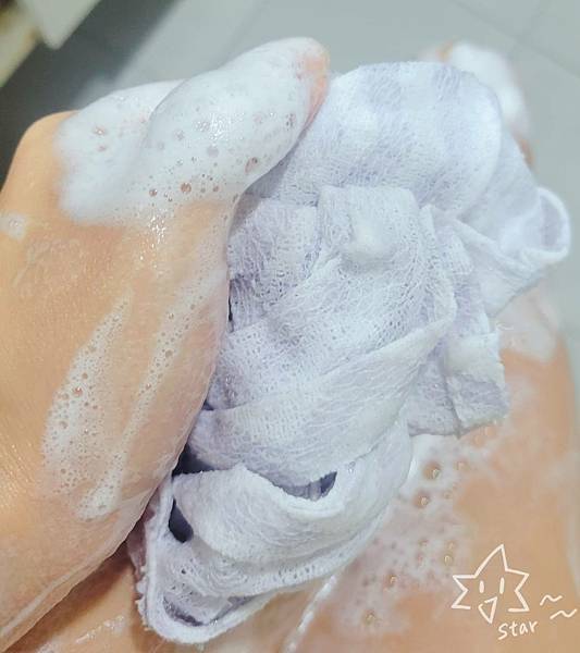 小星星的天馬行空日記拍攝將薇霓肌本胺基酸保濕乳霜皂用起泡網搓揉起泡