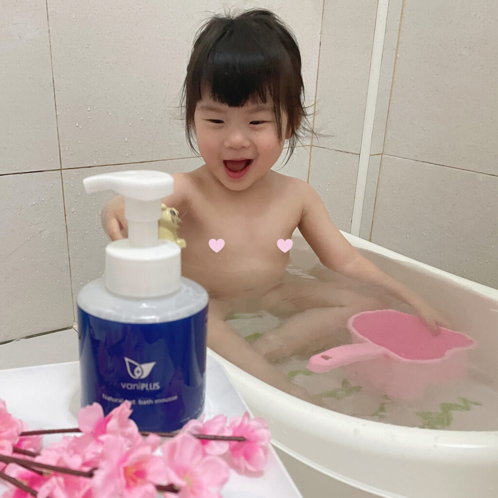 小豬仔𓃟育兒日記拍攝小豬仔坐在浴缸裡泡著澡很開心的看著薇霓進階天然燕麥潔膚慕斯