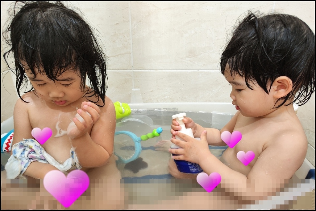瑞秋兒愛分享拍攝二個小朋友大寶和小寶泡在浴缸裡手拿著vaniplus薇霓進階天然燕麥潔膚慕斯