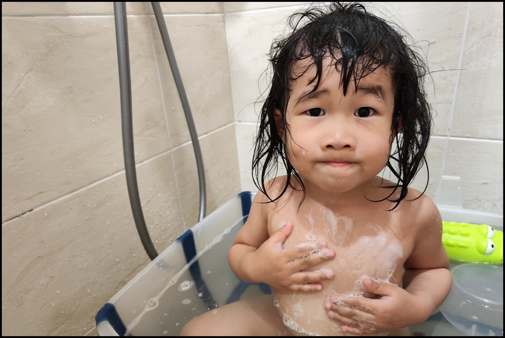 瑞秋兒愛分享拍攝大寶在浴缸裡使用vaniplus薇霓進階天然燕麥潔膚慕斯棉密的泡泡洗澡