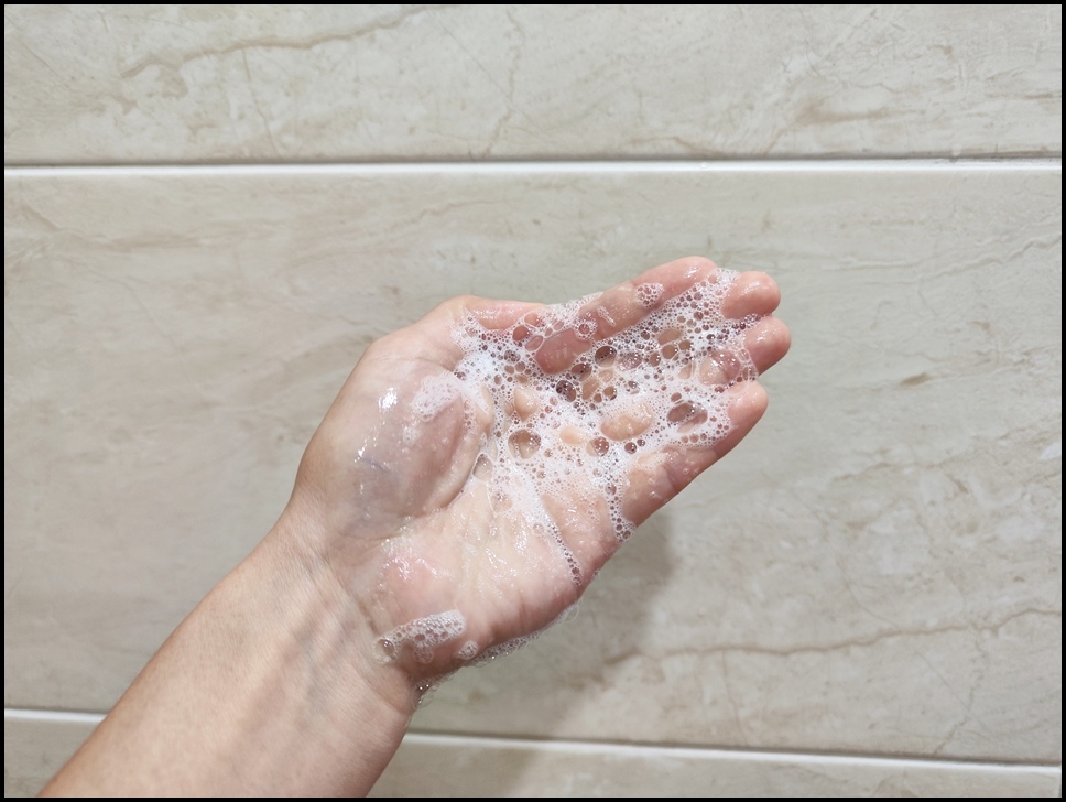 瑞秋兒愛分享拍攝vanicream薇霓肌本胺基酸保濕乳霜潔面乳加點水就可以搓揉出柔和親膚的泡沫