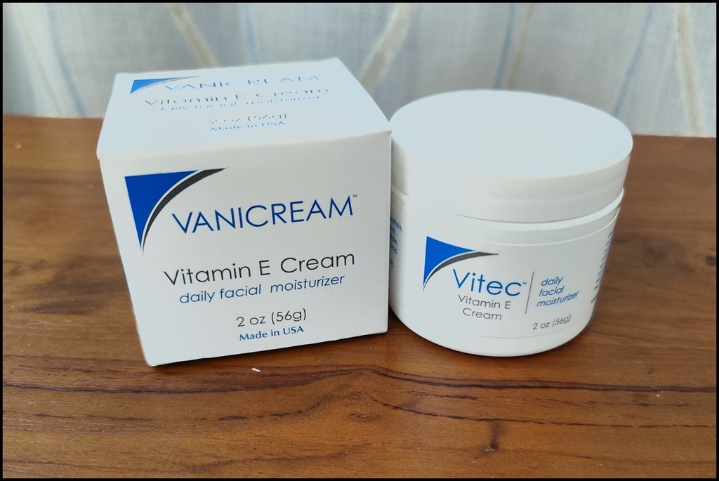 瑞秋兒愛分享拍攝vanicream薇霓肌本逆齡亮白緊緻修護霜放在木頭桌上的情境照