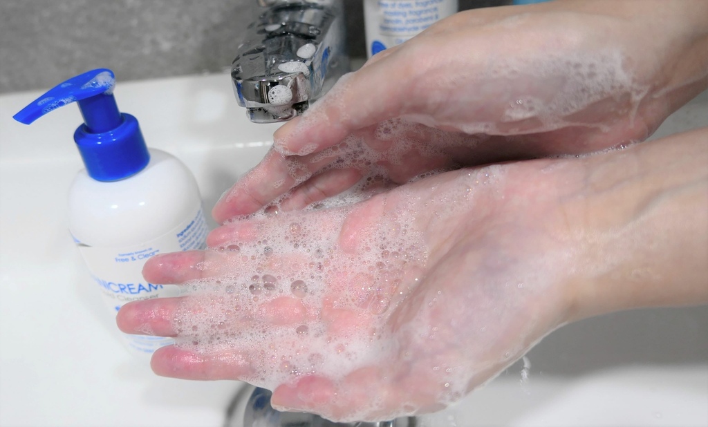 瑪西隨筆在洗手檯拍攝手搓揉VANICREAM薇霓肌本調理潔膚露起泡，泡沫棉柔細緻