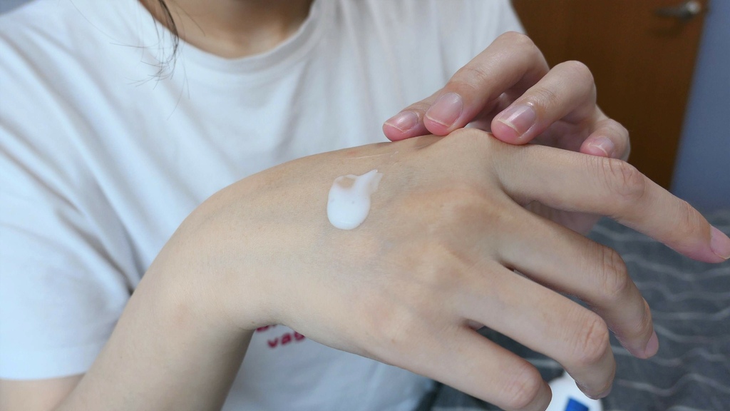 瑪西隨筆拍攝將薇霓肌本無油安膚清爽調理乳液擠在手上可以看的出來無油質地延展性蠻好的