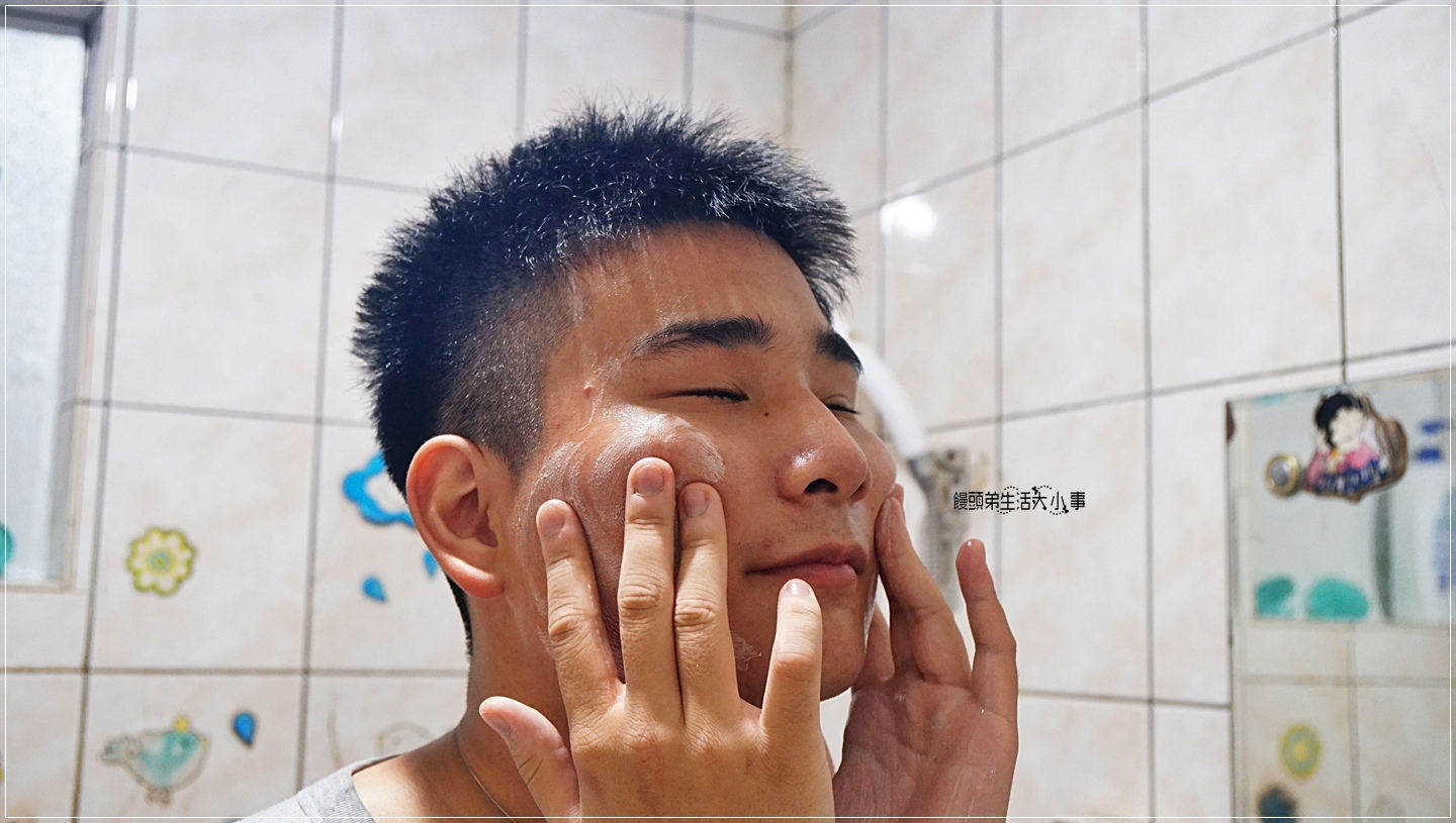 由饅頭弟生活大小事拍攝饅頭弟使用Vanicream薇霓肌本胺基酸調理潔膚露清洗臉部肌膚的照片
