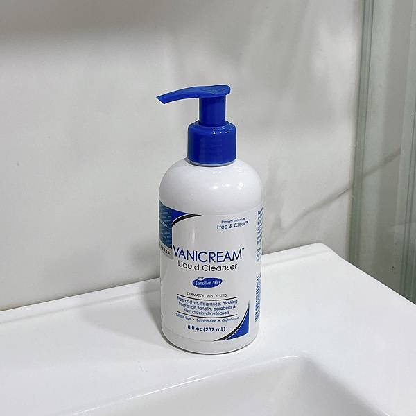 由Crystal拍攝胺基酸調理潔膚露放在浴室的洗手台上情境照