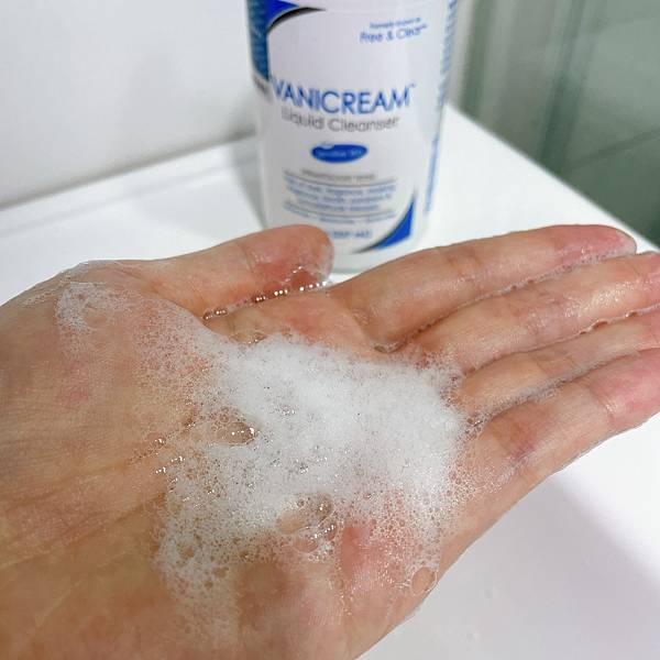 由Crystal拍攝胺基酸調理潔膚露起泡力很好，簡單在手中搓揉一下，就可以搓出非常細緻的泡沫