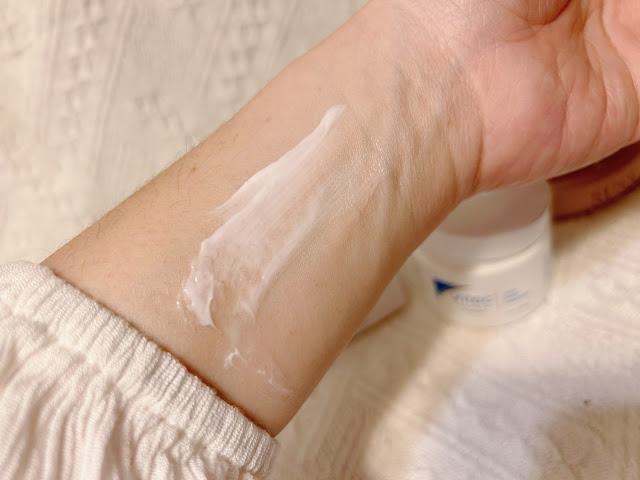 貴婦莉亞時尚遊拍攝莉亞將高濃度維他命E的薇霓肌本逆齡亮白緊緻修護霜擦在手部肌膚上