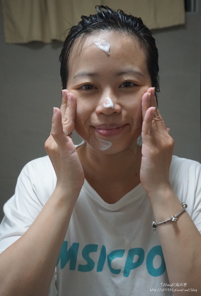 1+1=5Tiffany的瘋玩樂拍攝Tiffany將薇霓肌本無油安膚清爽調理乳液擦在全臉肌膚上
