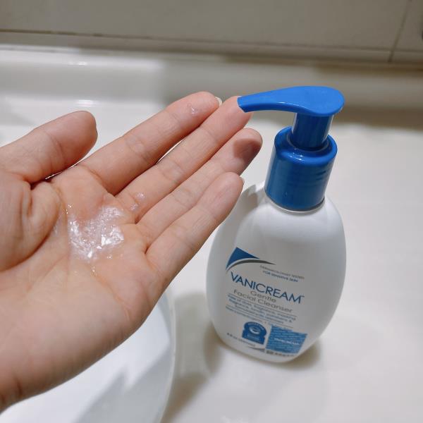 三寶媽Claire育兒札記拍攝Claire在浴室空間將薇霓肌本胺基酸保濕潔面乳擠在手心