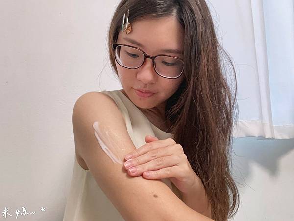 大福 x 米媽的生活雜記拍攝米媽將質地容易推勻的薇霓肌本無油安膚清爽調理乳液擦在手臂肌膚上
