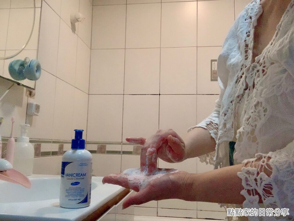 點點家的日常分享拍攝點點媽咪在浴室空間將薇霓肌本胺基酸調理潔膚露加一點點水搓出細緻的泡沫