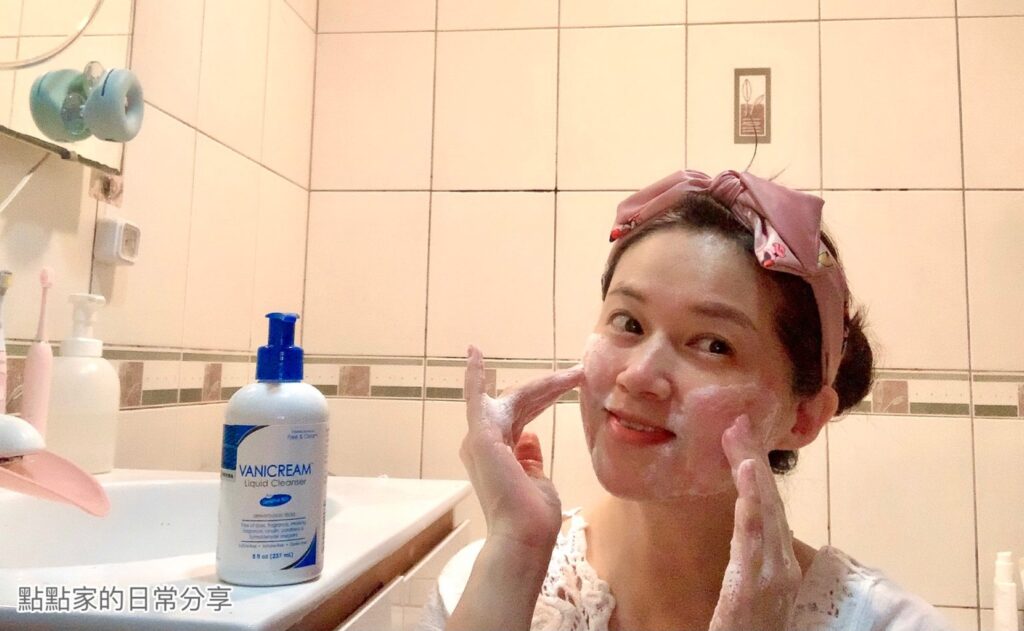 點點家的日常分享拍攝點點媽咪在浴室空間將薇霓肌本胺基酸調理潔膚露搓出的細緻泡沫在臉上搓洗