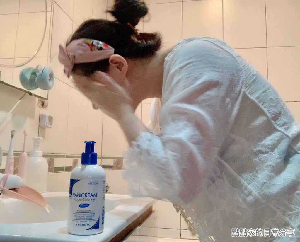 點點家的日常分享拍攝點點媽咪在洗手台前洗著臉，周圍有一瓶薇霓肌本胺基酸調理潔膚露