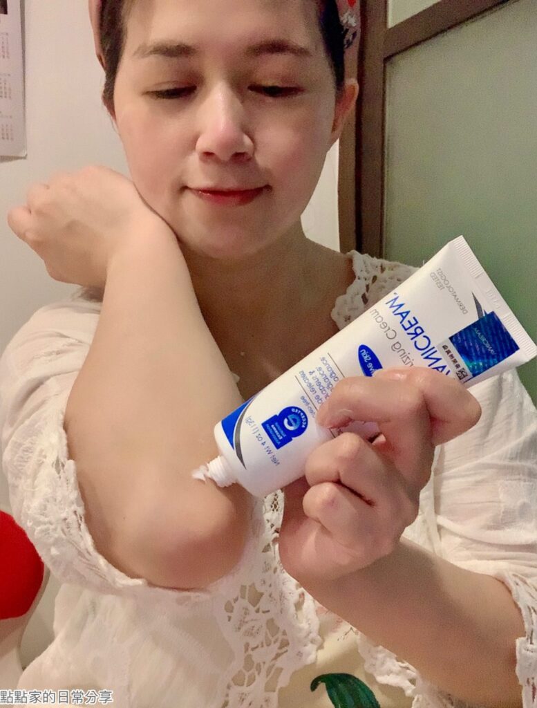 點點家的日常分享拍攝點點媽咪將薇霓肌本全日高效修護保濕乳霜抹在手肘乾燥處
