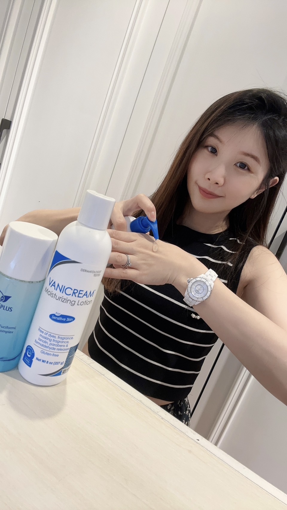 薇琪の萬得窩拍攝vicky將薇霓肌本胺基酸調理潔膚露擠在手背上，周圍有薇霓肌本無油安膚清爽調理乳液與薇霓進階極潤雪耳精露