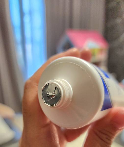 賈桂琳的美人計拍攝薇霓肌本全日高效修護保濕乳霜的瓶口封口處特寫照