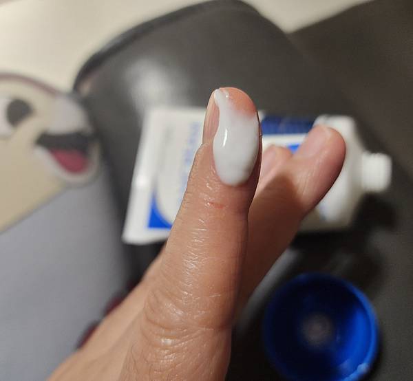 賈桂琳的美人計拍攝薇霓肌本全日高效修護保濕乳霜旅行瓶擠在手指上的特寫照