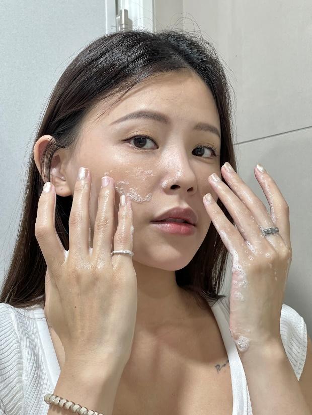 LALA愛分享拍攝LALA將薇霓肌本胺基酸調理潔膚露細緻的泡泡抹在臉頰上