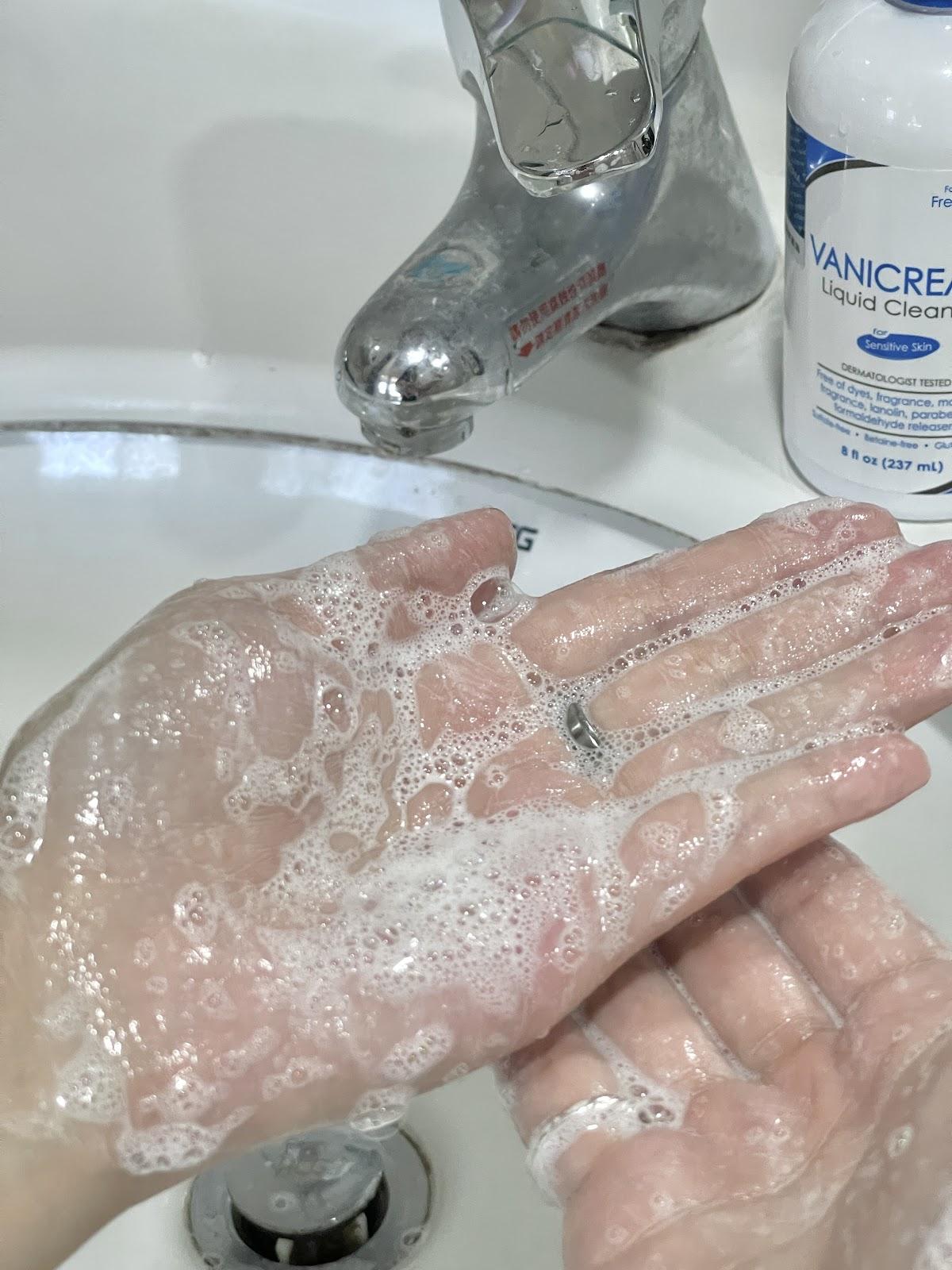 LALA愛分享拍攝LALA將薇霓肌本胺基酸調理潔膚露加一點水就能輕鬆搓出泡沫