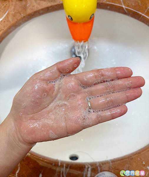 霏霓莫屬在洗手台由上往下拍攝加點水搓揉起泡的薇霓肌本胺基酸調理潔膚露