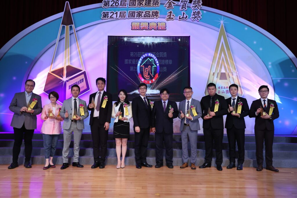 在一字排開的企業領導人中，Emily(左二)算是少數的女性創業者之一