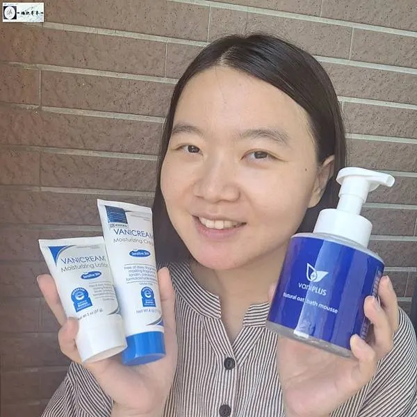 這是一張特寫照片，展示了三款護膚產品，分別是 VANICREAM 保濕乳液和清爽乳液，vaniPLUS薇霓進階天然燕麥潔膚慕斯。兩隻手輕輕握著這三款產品，手部動作自然