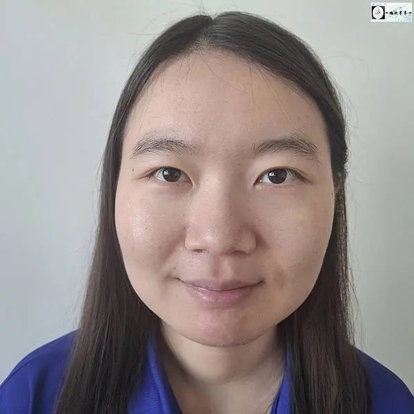 半半使用薇霓進階天然燕麥潔膚慕斯之前的臉部特寫照