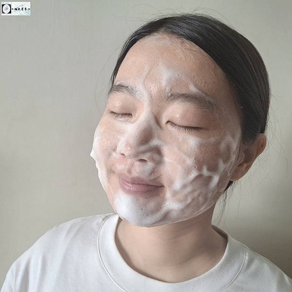 半半將薇霓進階天然燕麥潔膚慕斯均勻抹仔臉部肌膚上，泡沫呈現柔軟綿密的質感，清晰可見產品的質地。