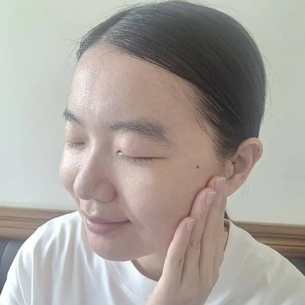 半半將薇霓肌本無油安膚清爽調理乳液旅行瓶抹在臉上經過肌膚吸收後的臉部特寫照