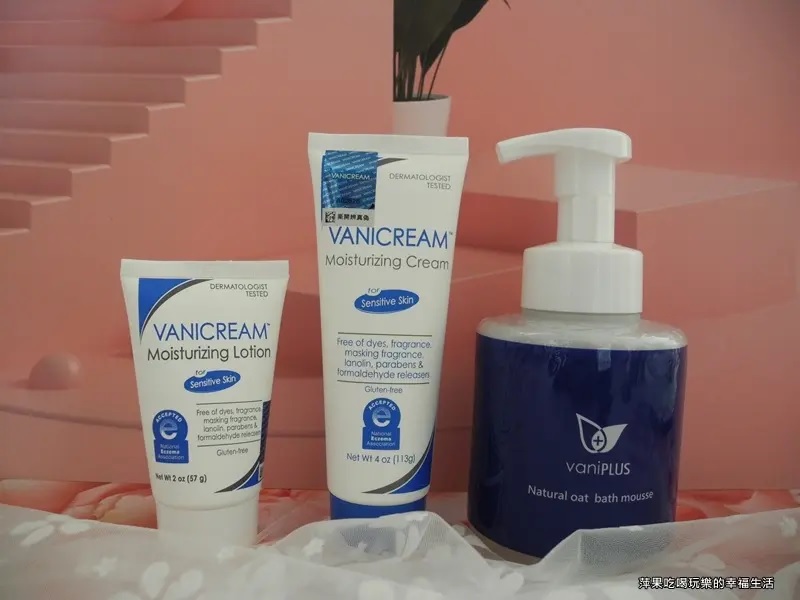 這張照片展示了VANICREAM薇霓肌本全日高效修護保濕乳霜、無油安膚清爽調理乳液旅行瓶、薇霓進階天然燕麥潔膚慕斯的產品照。