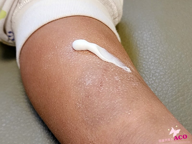 這張照片主要展示了VANICREAM薇霓肌本全日高效修護保濕乳霜在人體皮膚上的使用效果，突顯產品的保濕特性和濃稠質地。照片風格特寫，呈現出乳霜在皮膚上的實際效果。