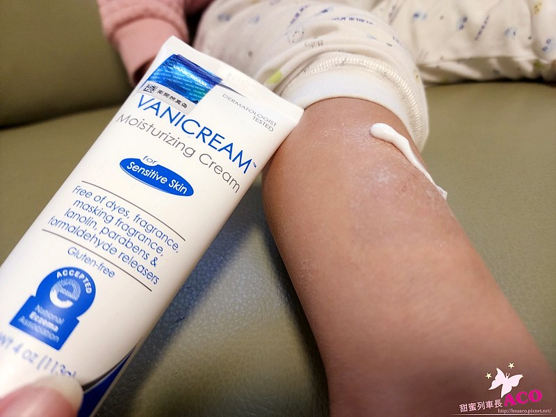 這張照片主要展示了VANICREAM薇霓肌本全日高效修護保濕乳霜在幼童皮膚上的使用效果，突顯產品的保濕特性和適用於敏感肌膚的定位。