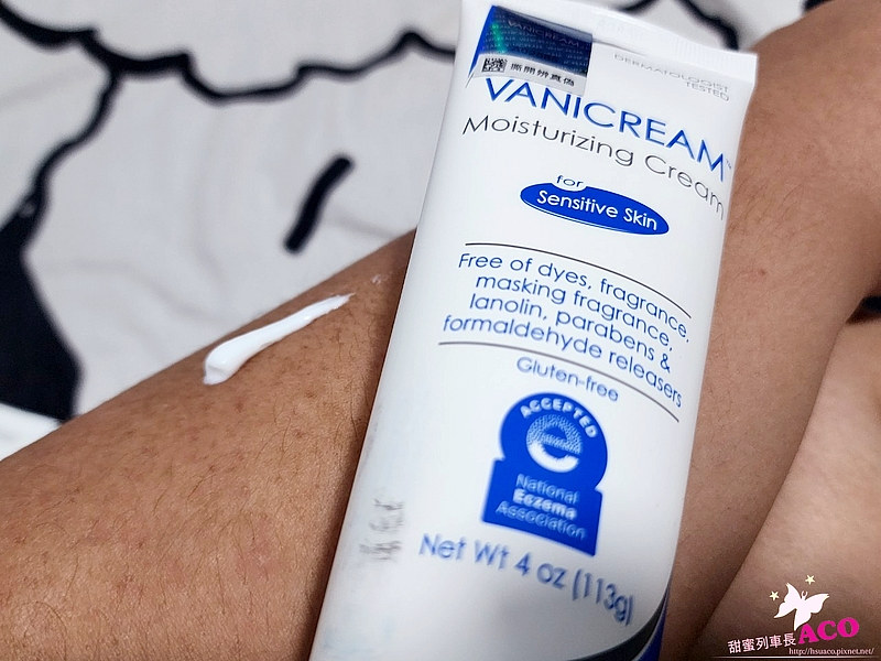 這張照片主要展示了VANICREAM薇霓肌本全日高效修護保濕乳霜在人體皮膚上的使用效果，突顯產品的保濕特性和適用於敏感肌膚的定位。照片風格特寫，呈現出乳霜在皮膚上的實際效果。