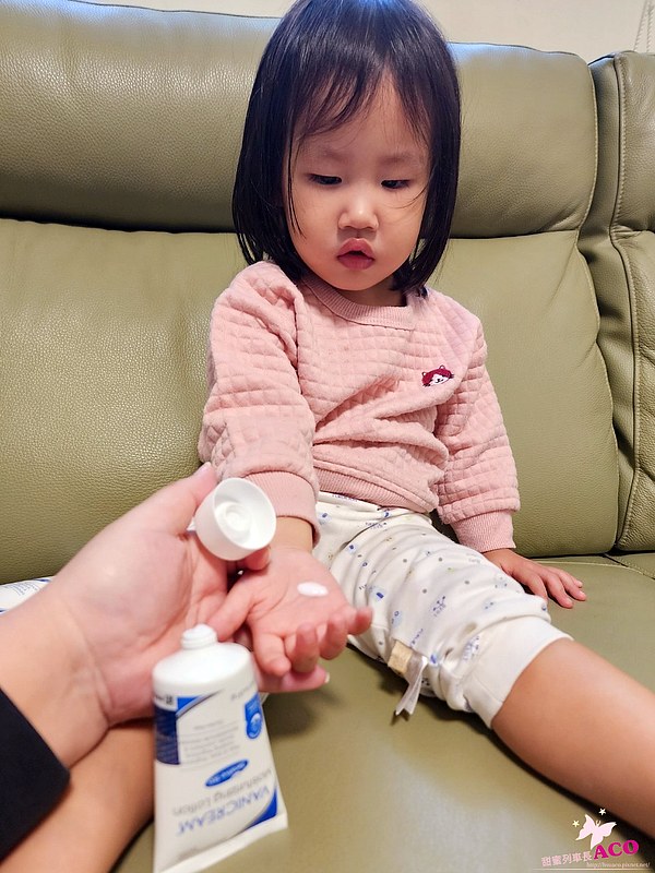 這張照片主要展示了幼童使用VANICREAM薇霓肌本無油安膚清爽調理乳液旅行瓶的情境，突顯產品的溫和特性和適用於敏感肌膚的定位。照片風格輕鬆自然，呈現出日常使用的情境。