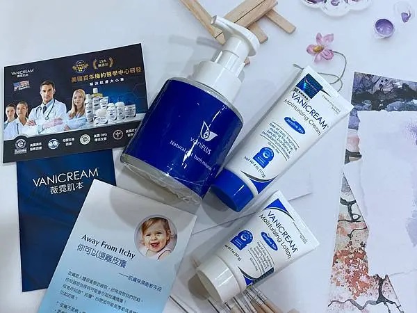 這是一張展示VANICREAM和vaniPLUS護膚產品及其相關宣傳資料的照片，旨在推廣這些溫和、適用於敏感肌膚的產品。周圍的物品可能暗示了產品的特性或使用情境。
