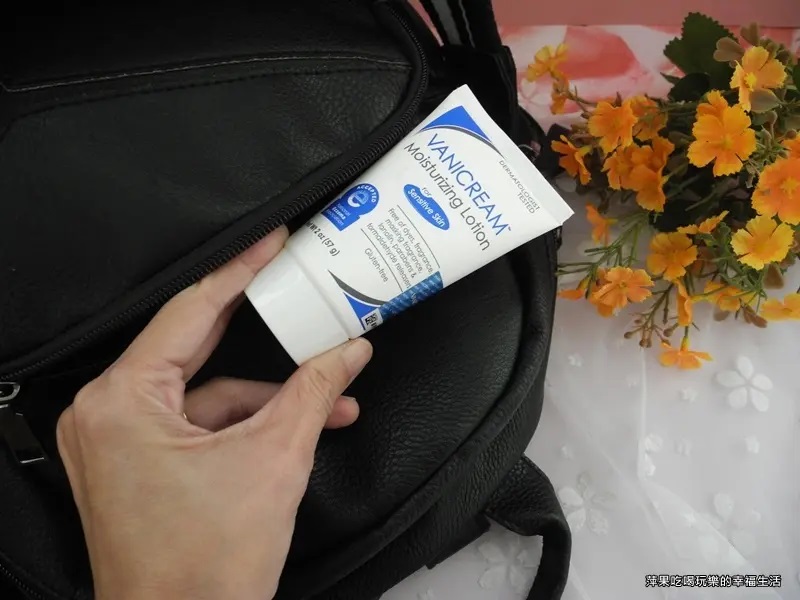 一隻手從黑色背包中拿出薇霓肌本無油安膚清爽調理乳液旅行瓶，暗示產品的便攜性。