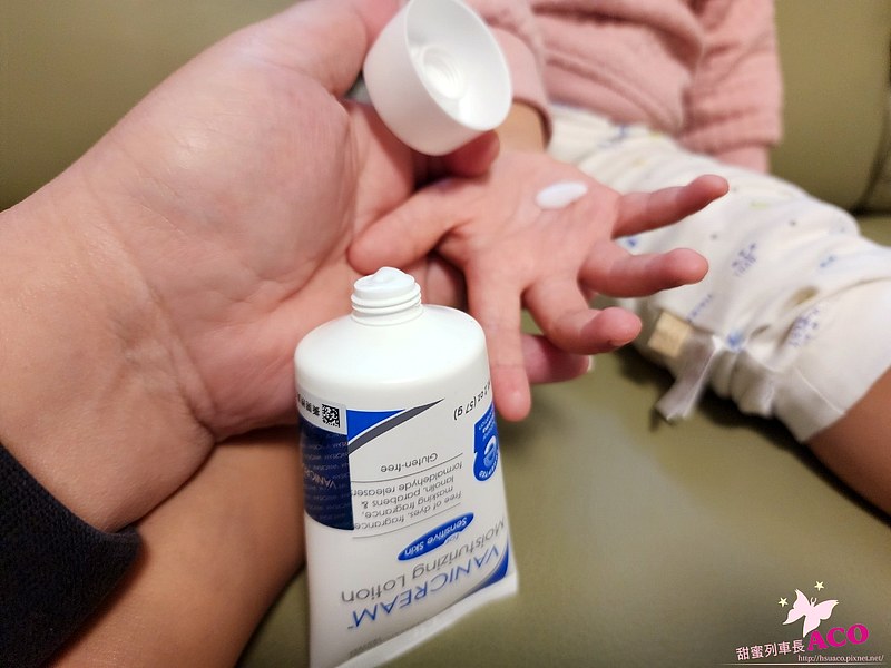 甜蜜列車長ACO將VANICREAM薇霓肌本無油安膚清爽調理乳液旅行瓶擠在兒童的手上展示