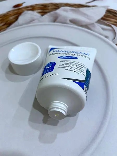 這是一張清晰展示VANICREAM薇霓肌本無油安膚清爽調理乳液旅行瓶產品包裝和瓶蓋的照片，突顯其適用於敏感肌膚的特性。瓶蓋被取下可能暗示產品即將或正在被使用。