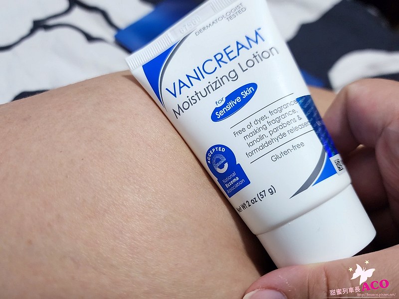 這張照片將VANICREAM薇霓肌本無油安膚清爽調理乳液旅行瓶放在人體皮膚上拍特寫照。