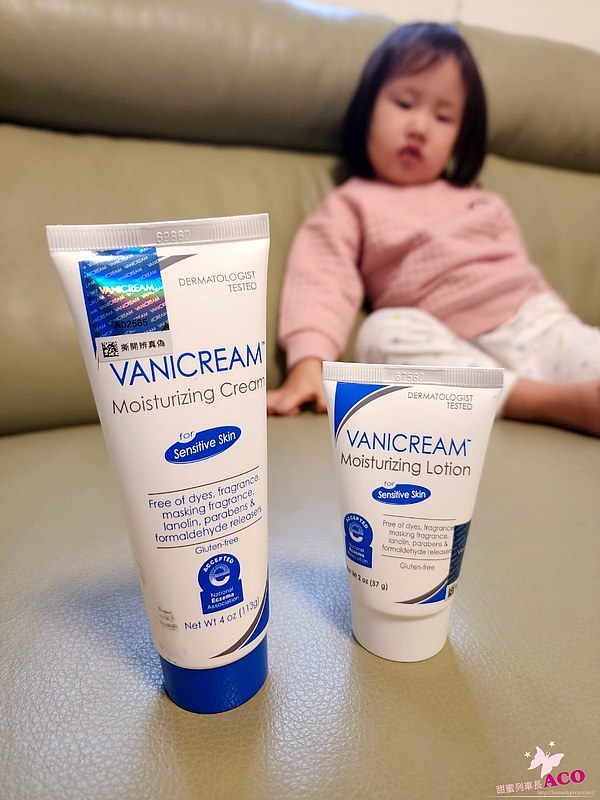 這張照片展示了VANICREAM薇霓肌本全日高效修護保濕乳霜和無油安膚清爽調理乳液旅行瓶的產品照，以及一位幼童在背景中。